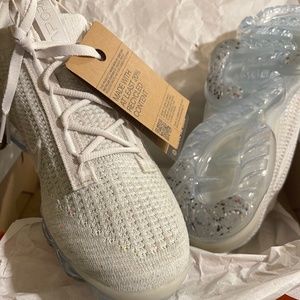 Nike Air Vapormax  Flyknit sneakers in white/pure platinum - WHITE